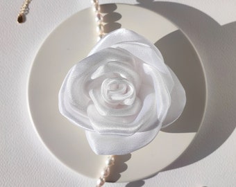 Ras de cou fleur en organza avec collier de perles, broche grande fleur pour femme