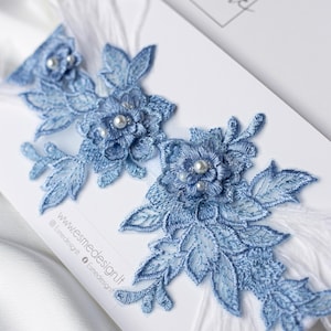 Blue wedding garter with feathers, Blue lace bridal garter