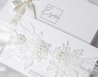 Bridal garter with feathers and lace flowers, Ivory wedding garter