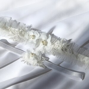 Bridal party gift. Tulle and lace wedding garter set.