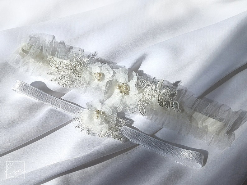 Bridal party gift. Tulle and lace wedding garter set.