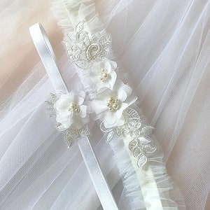 Handmade wedding garter set made of tulle, lace and flowers.