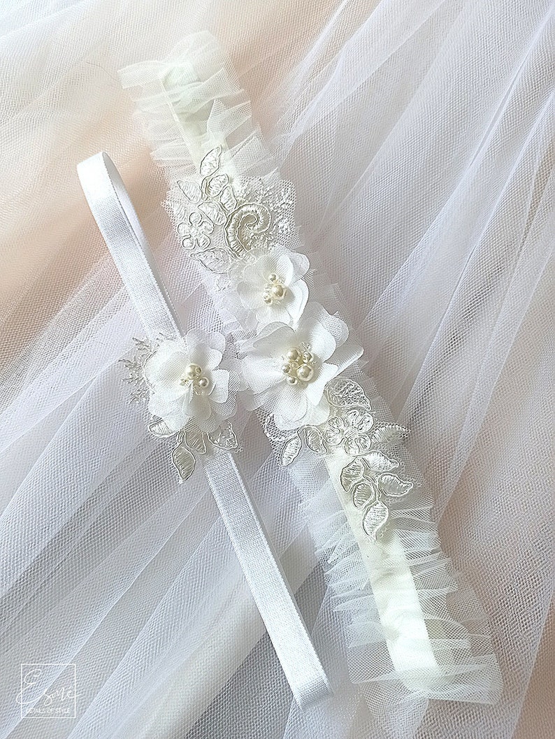 Handmade wedding garter set made of tulle, lace and flowers.