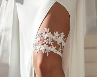 Wedding garter with ivory lace, pearls and crystals, Bridal garter set
