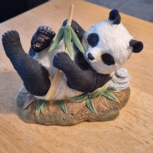 Andrea by Sadek Hand-Painted Panda Bear #5932 Japan Figurine Eating Bamboo 5 &quot; H 1980s