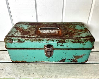 Antique Safeco Metal Latching First Aid Kit for Park Ranger, Safety Supply  Co., Green With Primitive Rusty Patina 