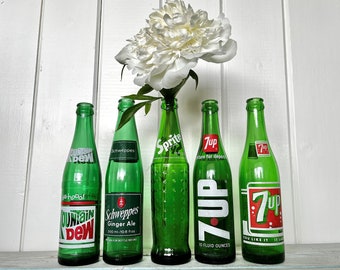 Bouteilles de soda antiques en verre vert, 7 exemplaires et plus, Mountain Dew, lutin, décoration de salle à manger des années 50, armoire de cuisine de ferme primitive, au choix dans la liste