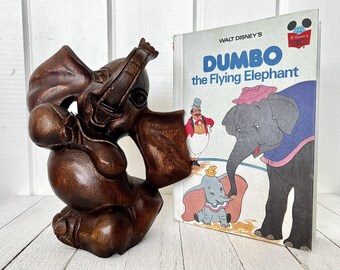 Estatua de Dumbo vintage de los años 50 y libro de Disney, elefante tallado en madera maciza de mediados de siglo.