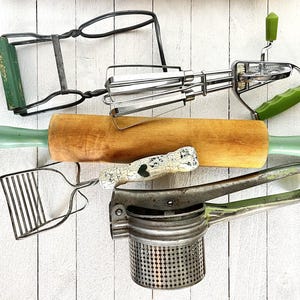 Confezione regalo vintage da cucina in stile fattoria verde cacciatore, arredamento primitivo, mattarello, frullatore a immersione, sollevatore per barattoli, schiacciapatate e schiacciapatate