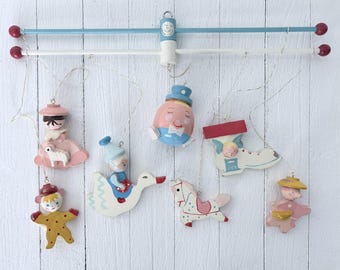 Móvil de cuna vintage de los años 60, figuras de madera pintadas a mano, canción infantil.