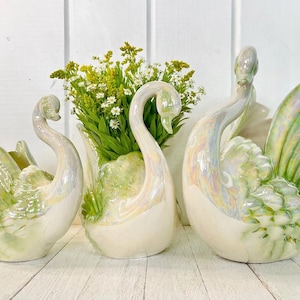 Juego de 3 maceteros vintage de cerámica de mediados de siglo con forma de cisne, verde chartreuse y opalescente, MCM Decor