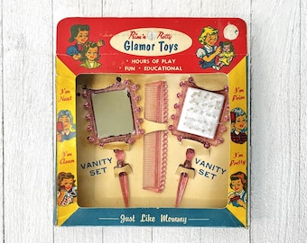 Ensemble de vanité vintage des années 50, jouets Prim n' Pretty Glamour « Just Like Mommy », miroir pour jouer à faire semblant, peigne et brosse (dans l'emballage)