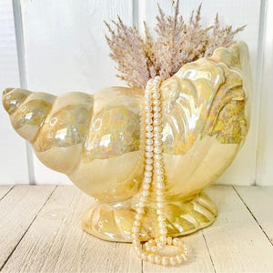 Maceta/jarrón/cuenco vintage de cerámica de mediados de siglo con forma de concha, efecto lunar perlado opalescente, decoración náutica de playa en blanco roto.