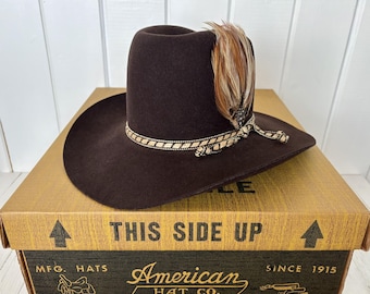 Vintage American Hat Co. Cowboyhoed, bruine wol, veren en band (maat 6 5/8)