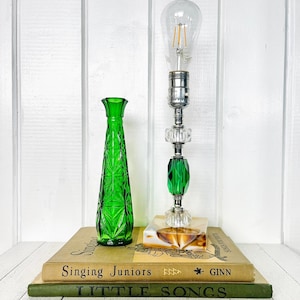 Vintage Mid-Century Hunter Green Lucite Acrylglas Kleine Tischlampe