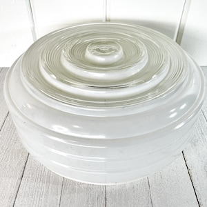 Antieke boerderij uit de jaren 40, witte en heldere glazen kap, plafondinbouwverlichtingsarmatuur