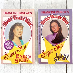Op de afbeelding: Twee vintage paperback boeken uit de Sweet Valley High serie. De covers tonen portretten van jonge vrouwen in een cirkelvormig kader, met de titel "Sweet Valley High" erboven. De boeken heten "Enid's Story" en "Lila's Story".
