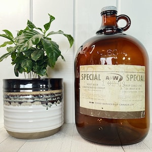 Vintage A & W Root Beer Bernstein / Braun Glaskrug, selten mit Etikett und Deckel, Bauernhaus Dekor