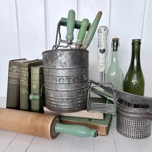 Juego de regalo de cocina rústica de estilo vintage en color verde cazador (8 piezas)