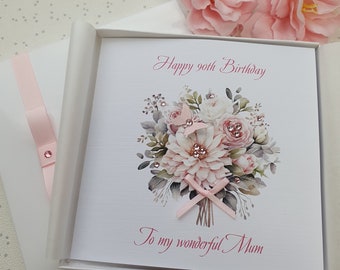 Może przedstawiać: Biała kartka z różowym bukietem kwiatów i tekstem "Happy 90th Birthday" i "To my wonderful Mum".