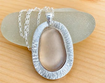 Sterling zilveren ketting van roze-perzikkleurig zeeglas. Hanger van echt Spaans zeeglas. Be glass jewelry.