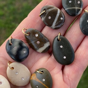 Anhänger aus Naturkieseln. Diamant-Goldanhänger mit zwei Brillanten für Halsketten. Strandstein-Anhänger für Halsketten. Anhänger aus Naturstein.