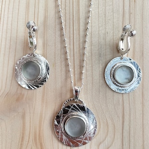Echtes, hellgraues spanisches Meeresglas: Anhänger und Clip-Ohrringe. Schmuckset bestehend aus Anhängern und Ohrringen. Zartes Schmuckset.