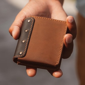 Cartera marrón plegable de cuero genuino hecha a mano con tarjetero, ventana para identificación, ranura para efectivo y fácil acceso a tarjetas.