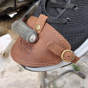 Ochrona Butów z Naturalnej Skóry – Biker Gear Guard z Regulowanym Paskiem, Uniwersalny Rozmiar, Trwały Akcesorium Motocyklowe