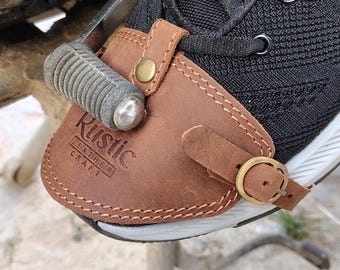 Protector de Zapato de Cuero Genuino – Accesorio para Motociclista con Correa Ajustable, Ajuste Universal