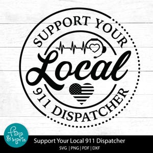 Pode incluir: Design gráfico a preto e branco com o texto "Support Your Local 911 Dispatcher". O design inclui uma linha de batimentos cardíacos, um coração dentro de um auscultador e um coração com a bandeira americana. O design é circular.
