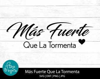 May include: Black text on a white wooden background reads "Más Fuerte Que La Tormenta" with a black heart. The text translates to "Stronger Than The Storm". The design includes the Fiona & Marie logo.