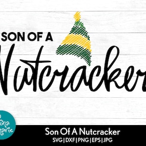 Może przedstawiać: Czarno-biały projekt graficzny z tekstem "SON OF A NUTCRACKER" w fantazyjnym kroju pisma. Powyżej tekstu znajduje się zielono-żółty kapelusz elfa.