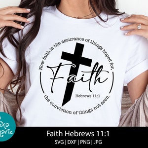Puede incluir: Camiseta blanca con un diseño circular negro que presenta una cruz y el texto "Now faith is the assurance of things hoped for, Faith, the conviction of things not seen. Hebrews 11:1".