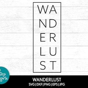 以下が含まれることがあります： 白と黒のグラフィックデザインで、「WANDERLUST」という単語が縦に箱の中に書かれています。テキストはすべて大文字で、文字は互いに積み重ねられています。デザインは白い木製の背景です。