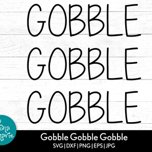 Può includere: Uno sfondo in legno bianco con la parola "GOBBLE" scritta tre volte in lettere nere corsive. Il testo è impilato verticalmente. Sotto il testo c'è la frase "Gobble Gobble Gobble" in carattere nero sans-serif. Sotto la frase c'è il testo "SVG|DXF|PNG|EPS|JPG" in carattere nero sans-serif.