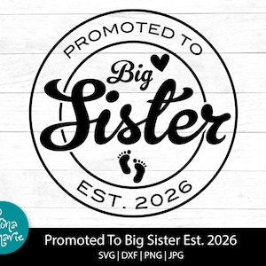 Op de afbeelding: Een zwart-wit cirkelvormig ontwerp met de tekst "Promoted to Big Sister Est. 2026". Het ontwerp bevat een hart, voetafdrukken en de woorden "Big Sister" in een decoratief lettertype. Het ontwerp staat op een witte achtergrond.