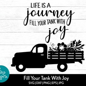 Puede incluir: Silueta negra de una camioneta de recogida llena de flores. La camioneta está conduciendo por un camino con una valla de madera a cada lado. El texto "Life is a journey fill your tank with joy" está escrito encima de la camioneta.