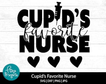Pode incluir: Design gráfico a preto e branco com o texto "CUPID'S favorite NURSE", uma seringa e três corações pretos. A imagem também inclui o texto "Cupid's Favorite Nurse" e os tipos de ficheiro SVG, DXF, PNG e JPG.