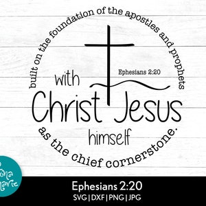 Pode incluir: Design gráfico em preto e branco com uma cruz e o texto "built on the foundation of the apostles and prophets with Christ Jesus as the chief cornerstone." O texto "Ephesians 2:20" aparece duas vezes.