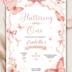 Könnte beinhalten: Eine rosa-weiße Geburtstagseinladung mit Schmetterlings- und Schleifenillustrationen. Der Text lautet "Fluttering into One" und enthält Details für Isabellas 1. Geburtstag, einschließlich Datum, Uhrzeit und Ort.