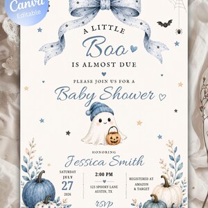 Könnte beinhalten: Eine Babyparty-Einladungskarte mit einer blauen Schleife, einem Geist mit blauer Mütze, der einen Kürbiseimer hält, sowie blauen und weißen Kürbissen. Der Text lautet A Little Boo Is Almost Due, Baby Shower, Jessica Smith, 27. Juli 2026, 14:00 Uhr.