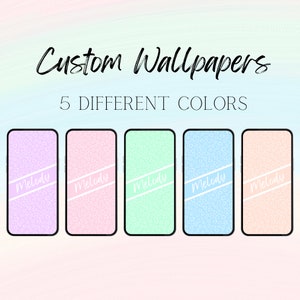 Pode incluir: Cinco telas de smartphone exibindo papéis de parede personalizados em cores pastel: lavanda, rosa, verde menta, azul claro e pêssego. Cada papel de parede apresenta um design de estampa de leopardo e o nome "Melody" em uma faixa diagonal branca. O texto "Custom Wallpapers" e "5 DIFFERENT COLORS" está no topo.