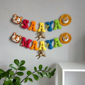 Decorazione per cameretta dei bambini con scritta &quot;Safari&quot;, ghirlanda con nome in feltro con animali del safari, leone, tigre, scimmia, decorazione da parete con bandierine in feltro.