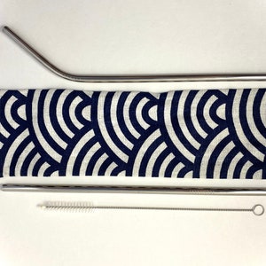 Pode incluir: Um conjunto de tr&ecirc;s canudos de beber de a&ccedil;o inoxid&aacute;vel com uma escova de limpeza e uma bolsa de transporte de tecido azul e branco.