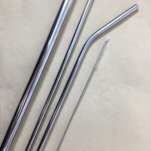 Pode incluir: Conjunto de quatro canudos de beber de a&ccedil;o inoxid&aacute;vel, incluindo um canudo dobrado e uma escova de limpeza.