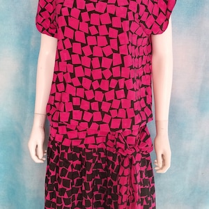 Vintage 80s New Wave Geo Abstract Fuchsia and Black Silky Drop Waist Sack Dress, Tumbling Crooked Blocks, Wide Waistband, Bow/ Size S-M