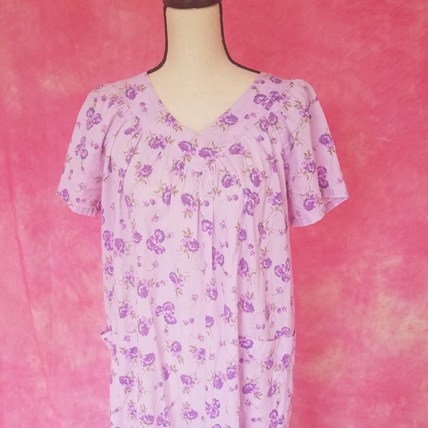 Vintage 70s Hand Made Cotton House Dress Patio Dress Maternity Dress, Lavender with Purple Floral Pattern and Hip Pockets, Size S to L