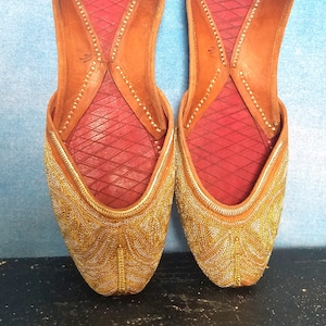 Vintage Indian Traditional Punjabi Leather Jutti Khussa Shoes Slippers with Gold and Silver Metallic Embroidery, Red Insoles/ Size 8.5