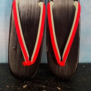 Vintage 80s Japanese Geta, Wooden Thong Sandals Clogs, Black Lacquer, Velveteen Straps, Hard Rubber Soles/US Women’s Size 5, Youth Size 3.5